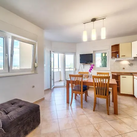 Lovas Lägenhet Vodice